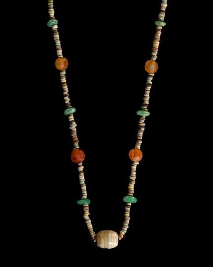 COLLIER ÉGYPTIEN EN FAÏENCE MULTICOLORE, CORNALINE