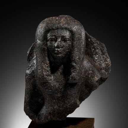 FIGURINE EN GRANIT INSCRITE REPRÉSENTANT UNE FEMME