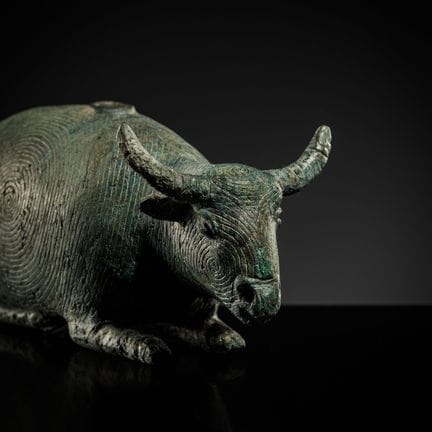 UN RARO VASO IN BRONZO A FORMA DI BUFALO, CULTURA 