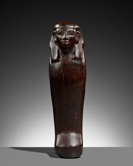 UN SHABTI EN SERPENTINE DE GRANDE QUALITÉ ET TRÈS 