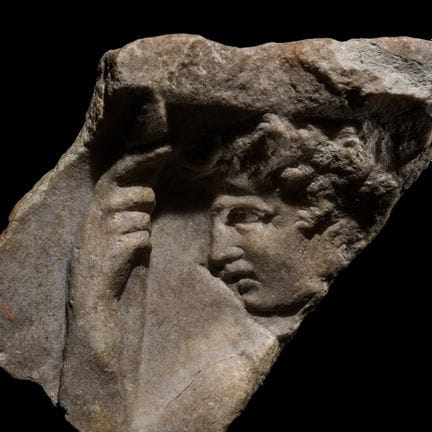 FRAMMENTO DI RILIEVO IN MARMO ROMANO RAPPRESENTANT