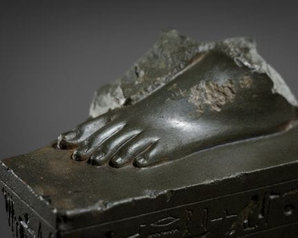 SOCLE DE STATUE FRACTIONNÉ EN GREYWACKE REPRÉSENTA