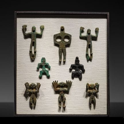 UNA RARA COLLEZIONE DI OTTO FIGURINE IN BRONZO RAP