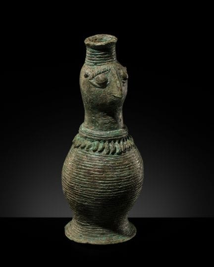 UN RARO VASO IN BRONZO CON TESTA DI UCCELLO, CULTU