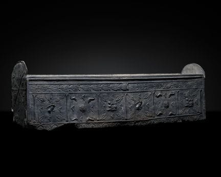 UN SARCOPHAGE PHÉNICIEN EN PLOMB, COMPLET ET EXCEP