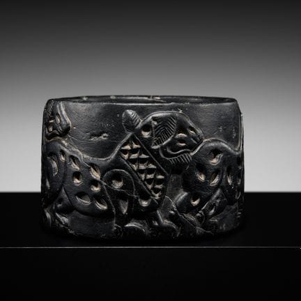 UNE BELLE PYXIS EN SCHISTE NOIR REPRÉSENTANT UNE P