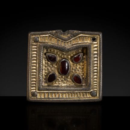 PLACCA DA CINTURA VISIGOTA IN BRONZO DORATO CON IN