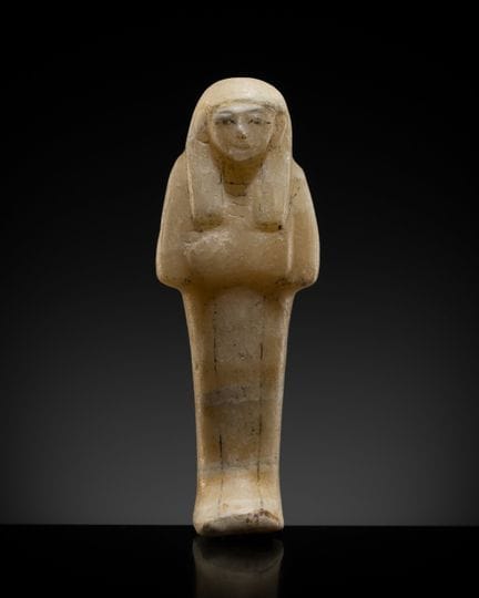 UN SHABTI EN ALABASTRE RARE ET DE GRANDE QUALITÉ, 