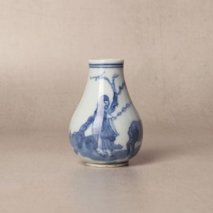 Piccolo vaso cinese blu e bianco raffigurante “pas