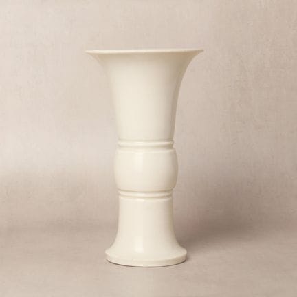 Vaso a forma di bicchiere con smalto bianco di Deh