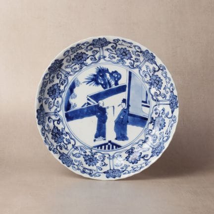 Piatto cinese “figurativo” blu e bianco, dinastia 