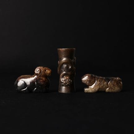 Ensemble de trois objets en jade de style archaïqu