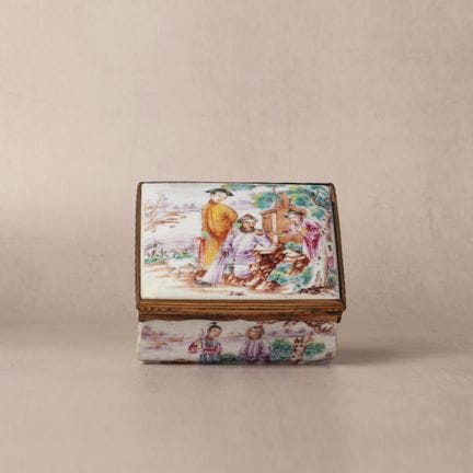 Une superbe tabatière chinoise en porcelaine « fam