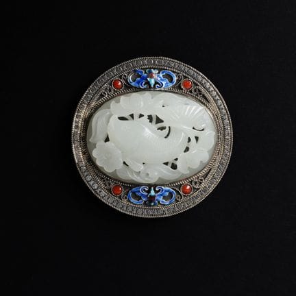 Plaque chinoise en jade blanc sertie d'argent, pér