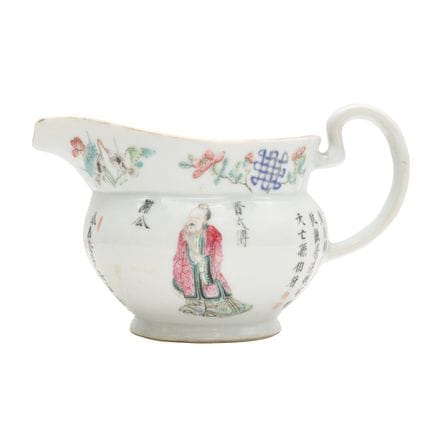 Une cruche chinoise de style « famille rose » à mo