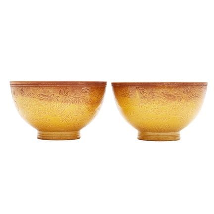 Paire de bols chinois monochromes à glaçure jaune,