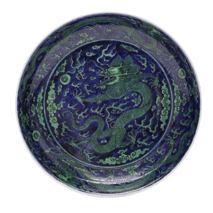 Un plat chinois « aux dragons » à fond bleu et éma