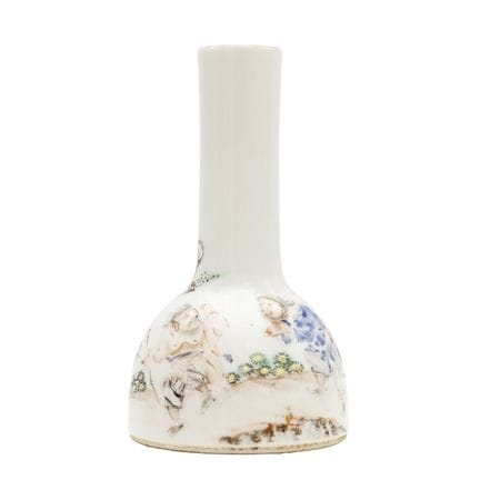 Petit vase chinois de type « mallet » en famille r