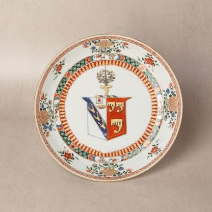 Assiette chinoise décorée d’un blason, destinée au
