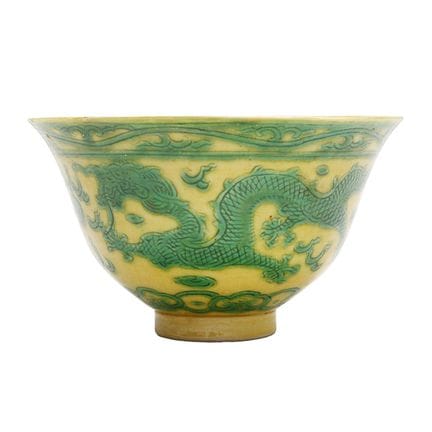Un bol chinois « au dragon » à fond jaune et émail