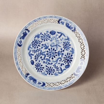 Piatto cinese blu e bianco con decorazione reticol