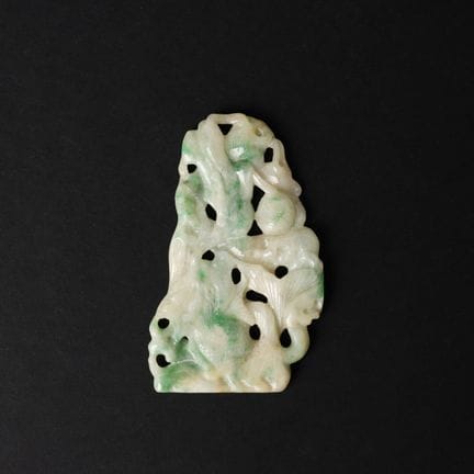 Une plaque chinoise en jade sculpté représentant u
