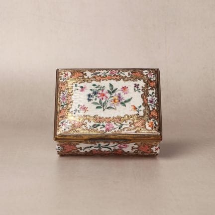Une ravissante boîte à bijoux en porcelaine « fami