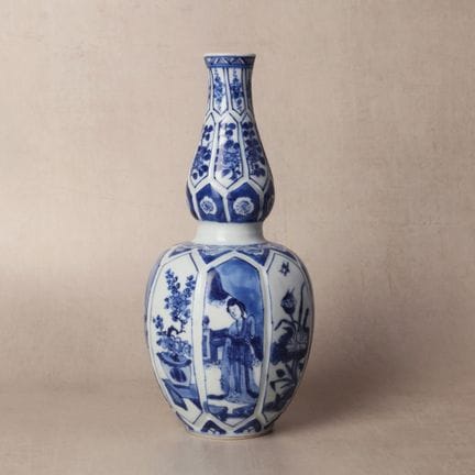 Vaso cinese blu e bianco con motivo “dame e fanciu