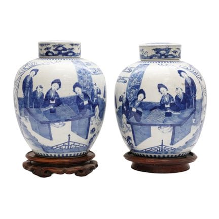 Une paire de grands pots chinois « figuratifs » bl