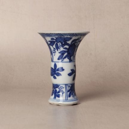 Piccolo vaso cinese “gu” blu e bianco, dinastia Qi