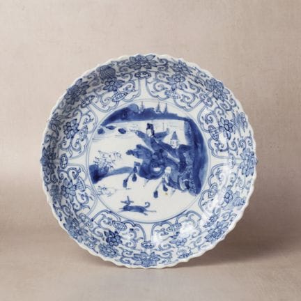 Piatto cinese blu e bianco con “scena di caccia”, 
