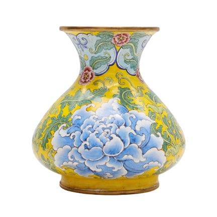 Vase chinois en émail peint représentant des « piv