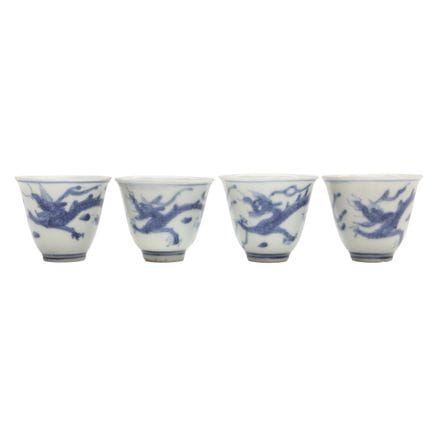 Un ensemble de quatre verres à vin chinois bleus e