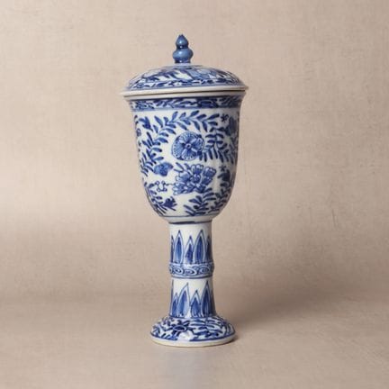 Calice cinese blu e bianco con coperchio, dinastia