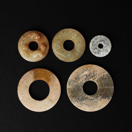 Cinq disques de jade « bi » de style archaïque chi