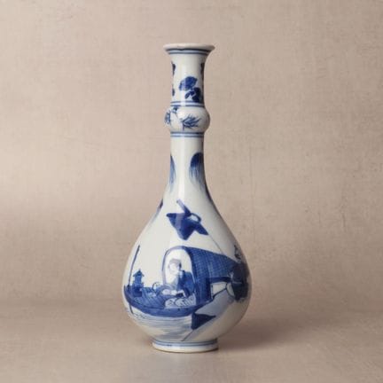 Un raffinato vaso cinese blu e bianco raffigurante