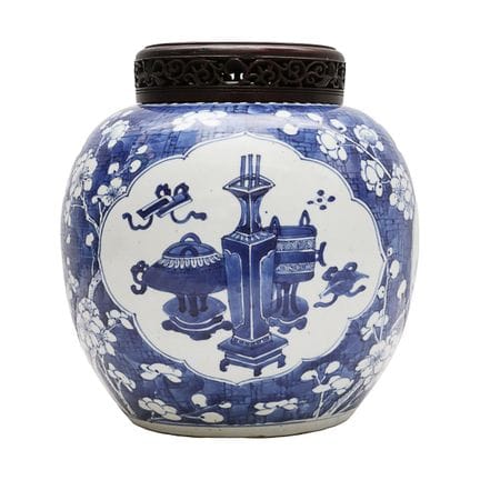 Un pot chinois bleu et blanc représentant des « ob