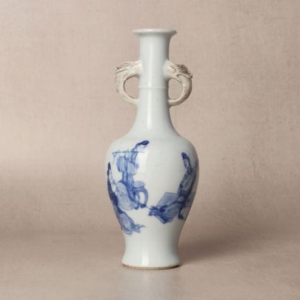 Un raffinato vaso cinese blu e bianco con due mani