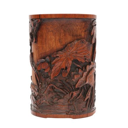 Un pot à pinceaux chinois en bambou sculpté représ