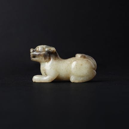 Scultura cinese in giada grigia e celadon raffigur