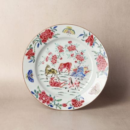 Un plat chinois de type « famille rose » représent