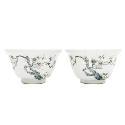 Paire de tasses chinoises émaillées ornées de poèm