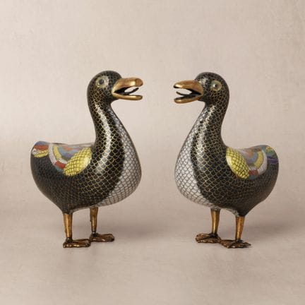 Coppia di statuette di anatre in smalto cloisonné 