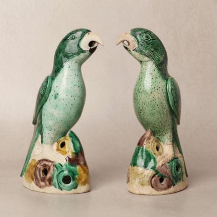 Coppia di statuette cinesi di pappagalli in biscui
