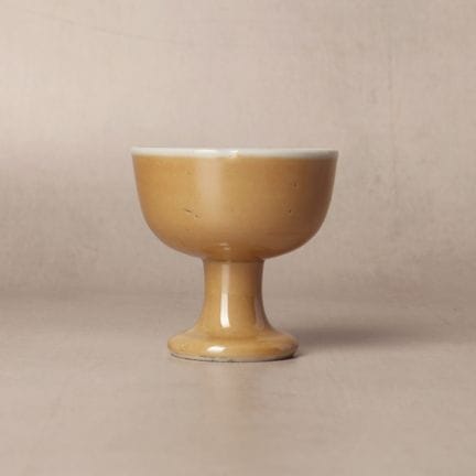 Tazza con stelo smaltata color caffè latte, dinast