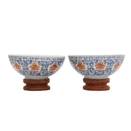 Paire de bols chinois « lotus » en doucai, XXe siè