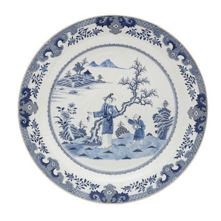 Très grand plat chinois bleu et blanc, dynastie Qi