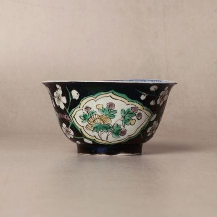 Tazza cinese “a fiori” in stile famille noire, din