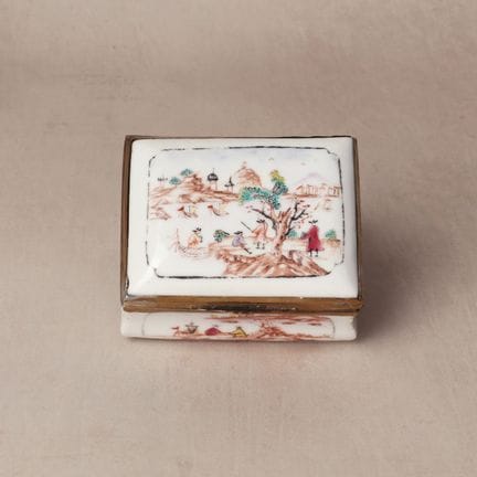 Une rare tabatière chinoise en porcelaine « famill