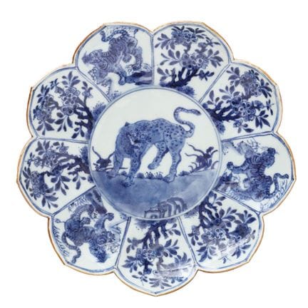 Plat chinois bleu et blanc à motifs de « tigre » e